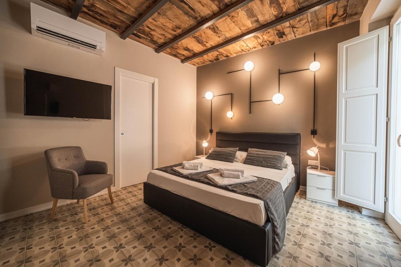 Palazzo Paladini - Luxury Suites In The Heart Of The Old Town Pizzo  Buitenkant foto